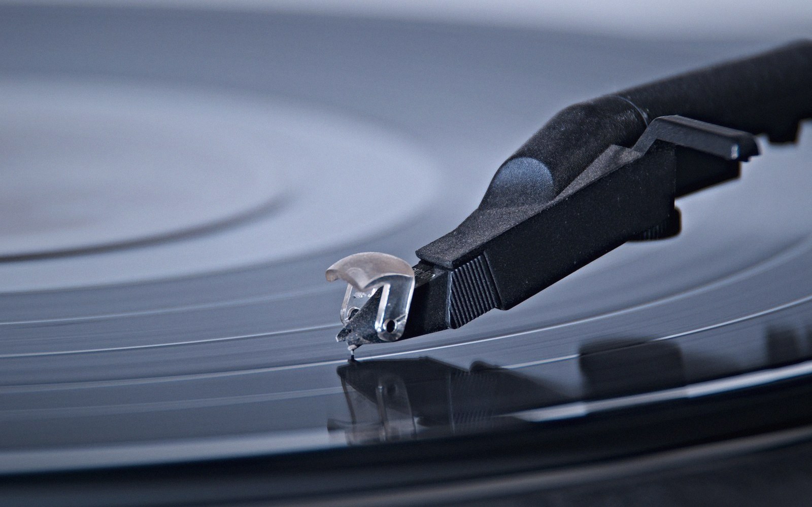 A 78 rpm record on a turntable, tonearm down, label worn